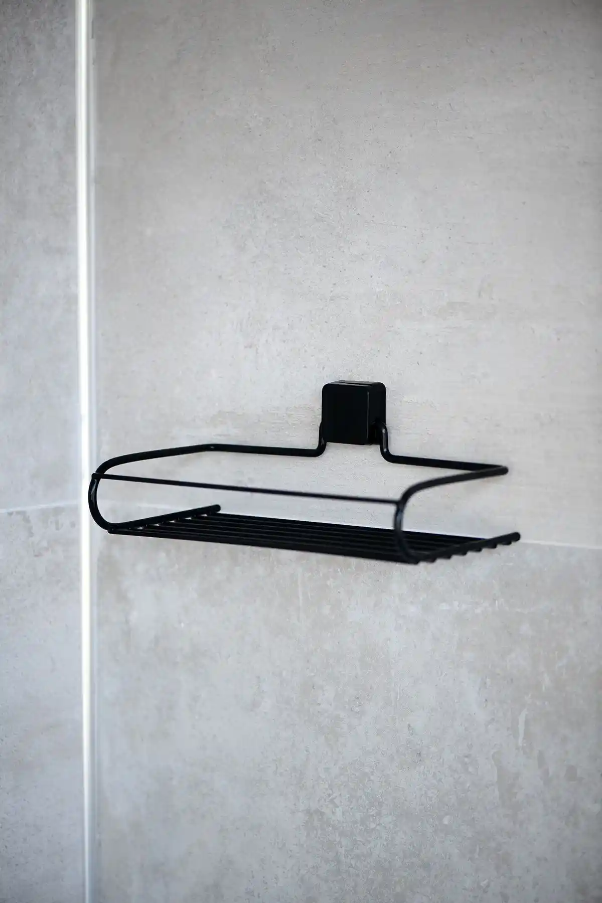 Hagen Paslanmaz Banyo Rafları Karşılaştırması: Şampuanlık ve Yapışkanlı Modellerin Özellikleri