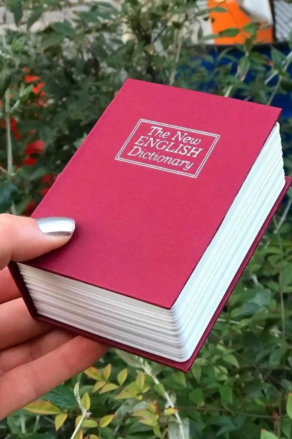 Kitap Görünümlü Gizli Kasa: Güvenli ve Estetik Para ve Eşyalarınızı Saklama Çözümü