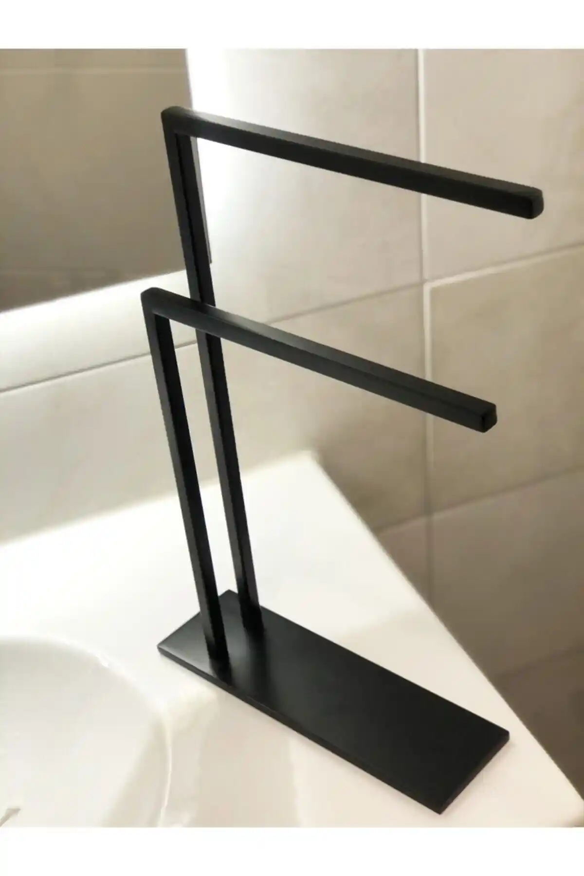 Kraker Siyah Setüstü Havluluk: Modern ve Dayanıklı Banyo Aksesuarı