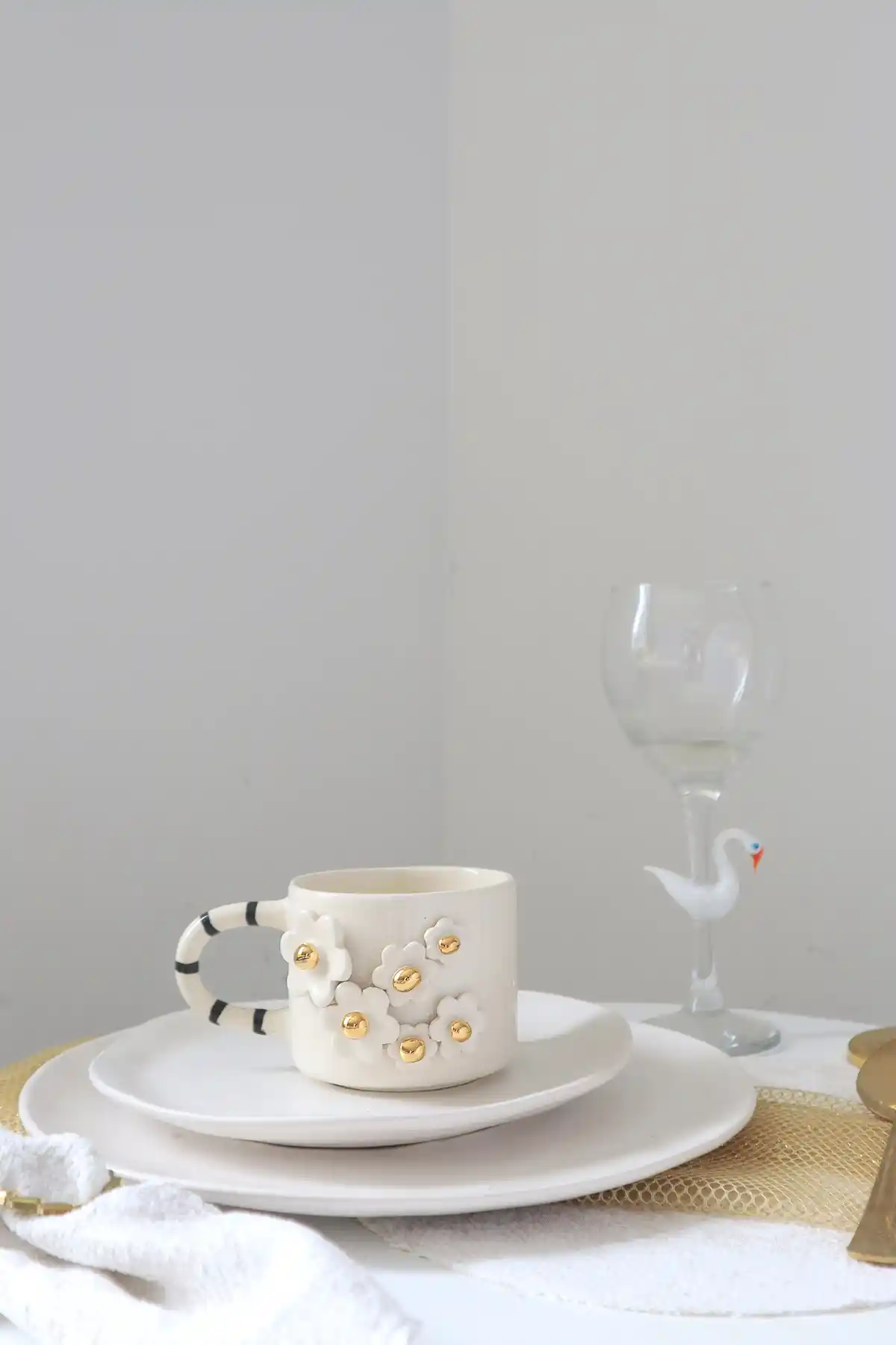 Ada Mia Papatya Figürlü 24K Altın Dekorlu El Yapımı Seramik Mug Günlük Kullanım İçin