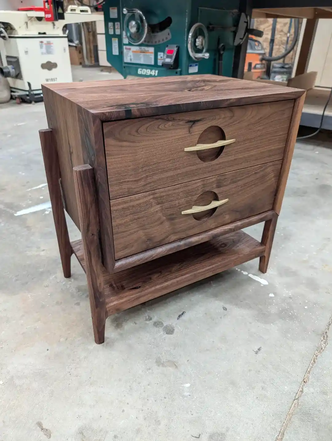 Ahşap İşçiliğinde Foureyes Komodin: Tasarım, Malzeme ve İşçilik Süreci