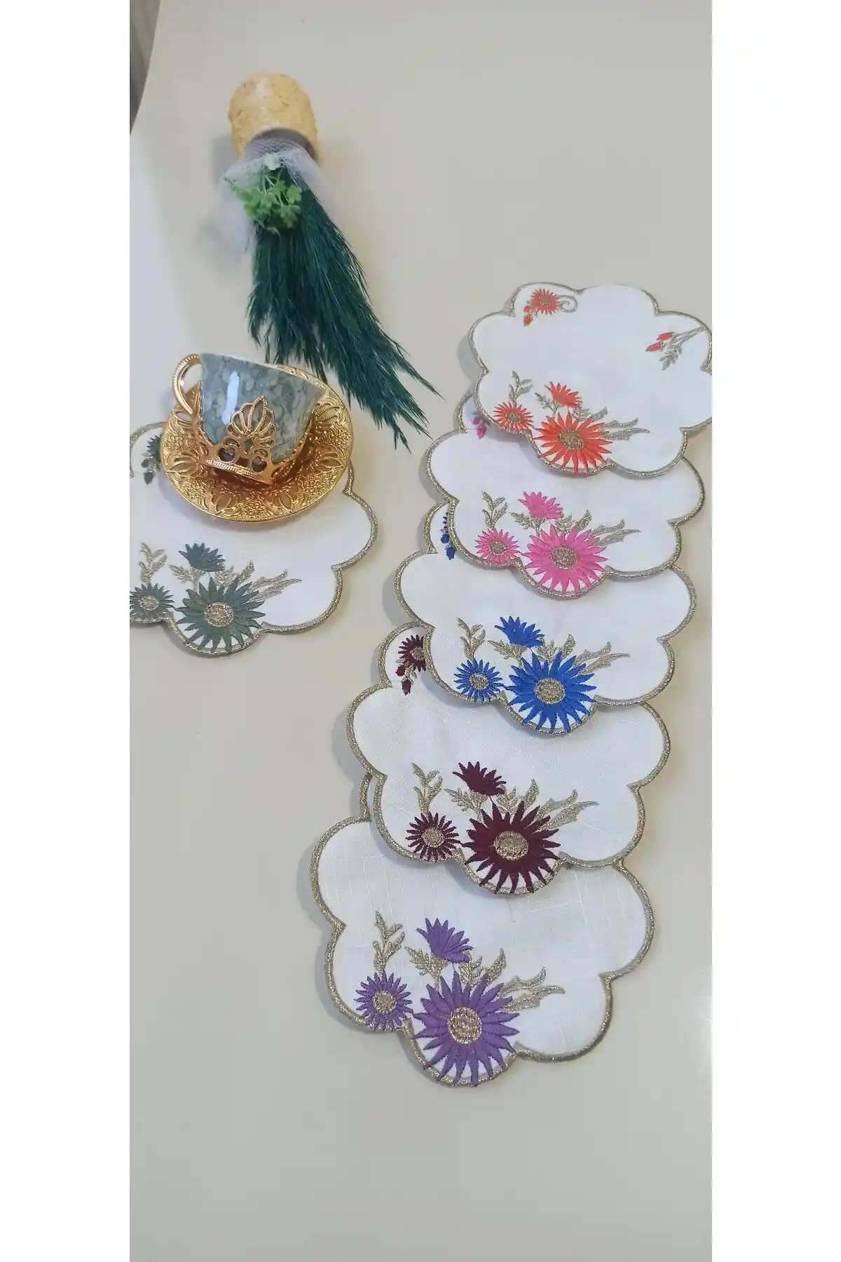 Altın Çeyiz Tekstil Renkli Papatya Nakışlı Sunumluk Peçete 14x14 cm şık ve dayanıklı masa aksesuarı