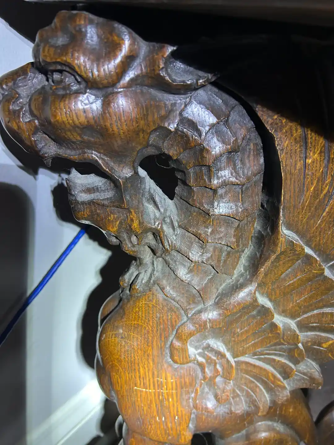 Antika Mobilyalarda Görülen Yapışkan Toz Birikintileri ve Temizlik Yöntemleri