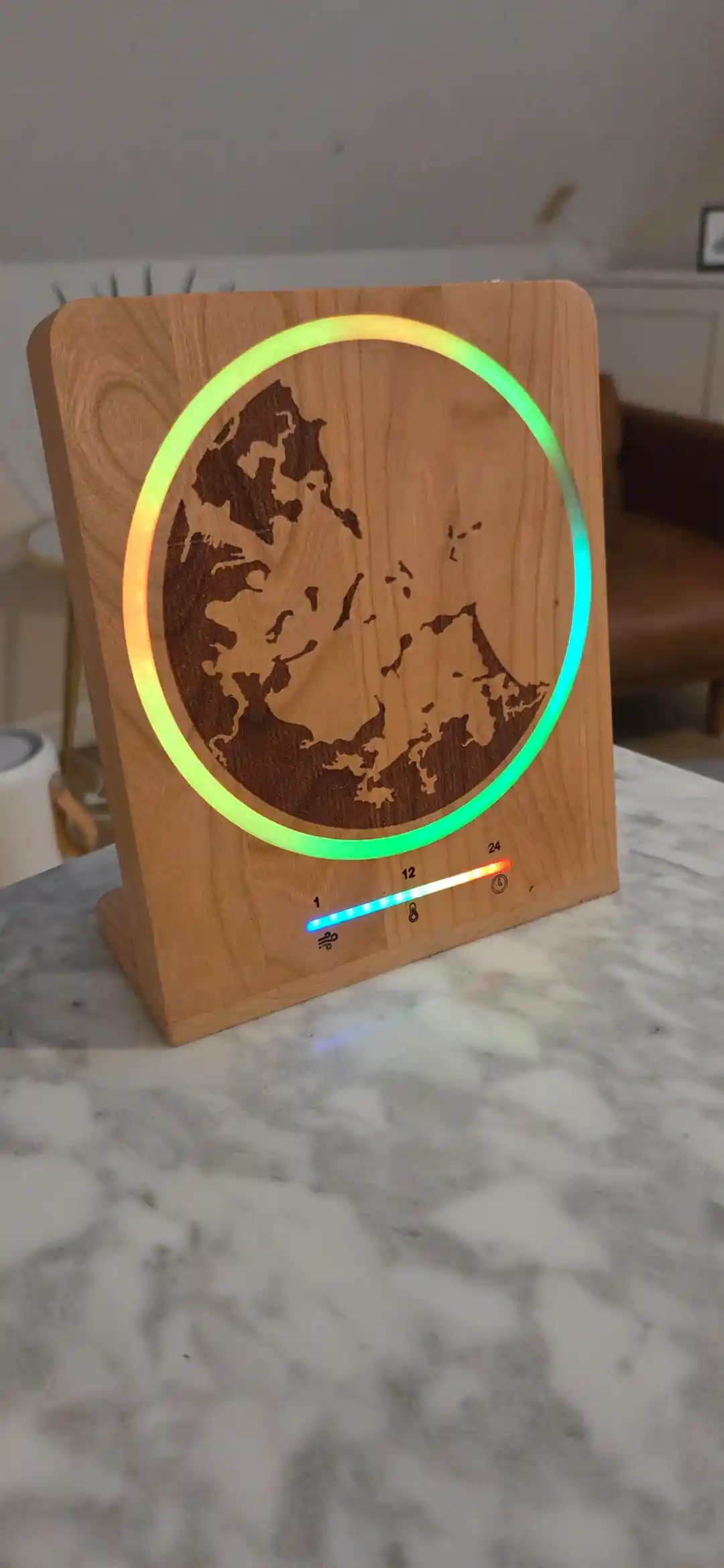 Boston Limanı İçin Ahşap ve Elektronik Entegrasyonlu Hava Durumu İstasyonu Tasarımı ve Özellikleri