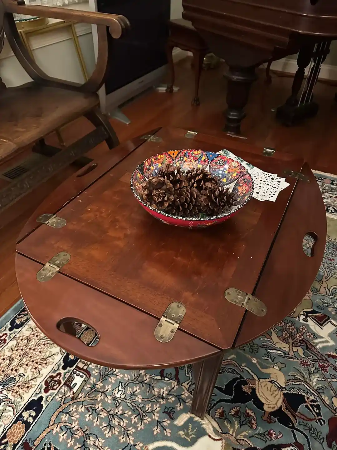 Butler Tepsisi Masalarının Özel Menteşe Tasarımı ve Fonksiyonel Kullanımı