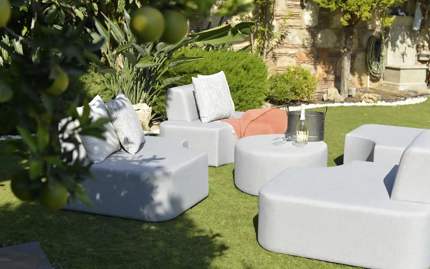 Dış Mekan Mobilyalarında Dayanıklılık ve Estetik: Malzeme, Marka ve Bakım Rehberi