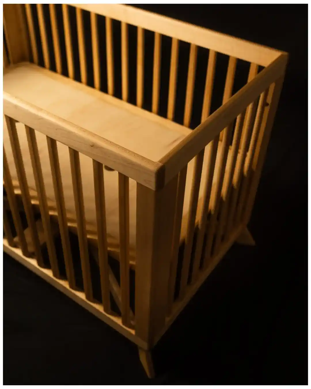 Doğal Ahşap Görünümlü Akçaağaç Bebek Beşiği Tasarımı ve Yapımı Detayları