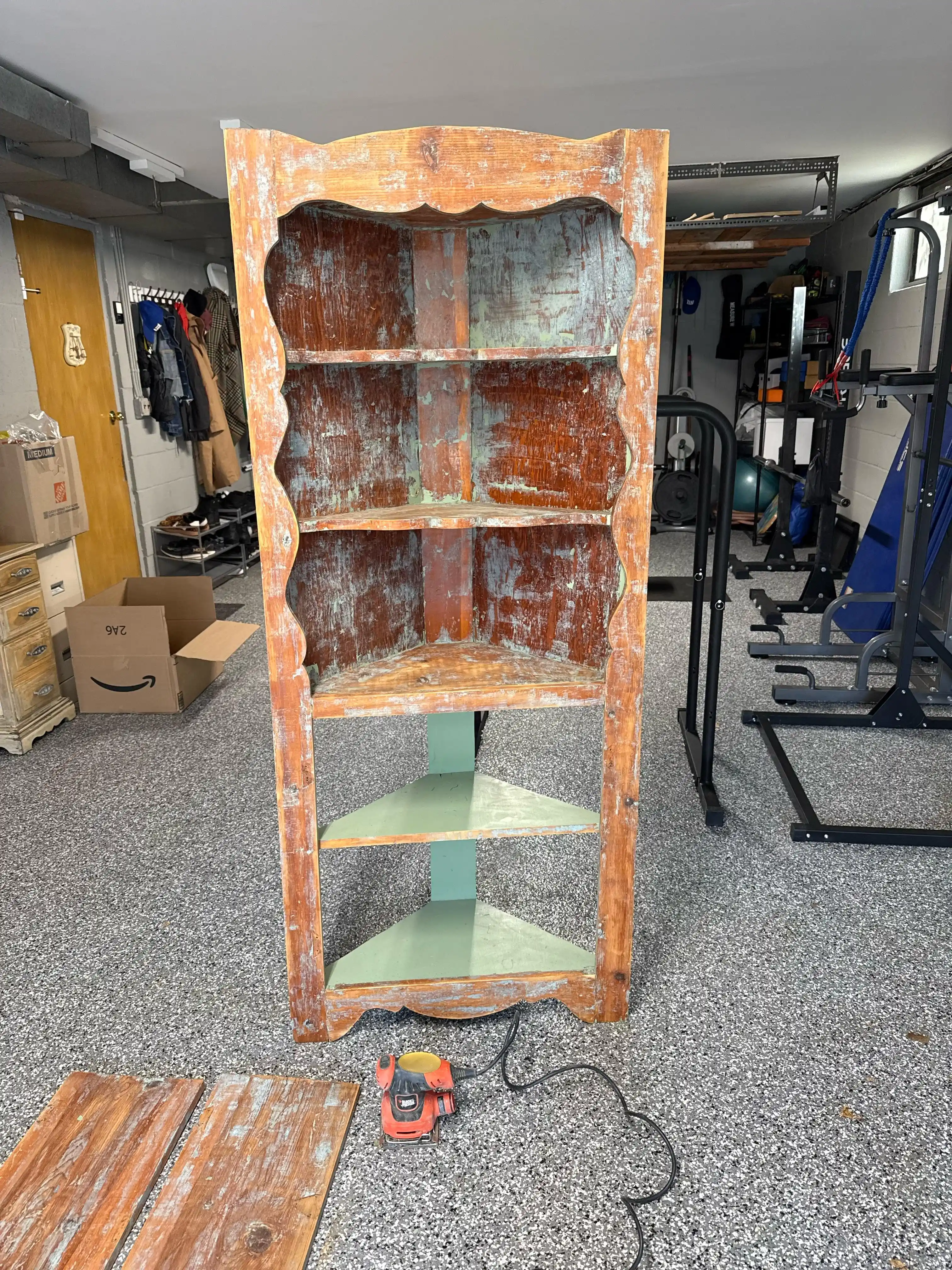 Eski Mobilya Restorasyonunda Boya Katmanlarının Temizlenmesi ve Boyama Teknikleri