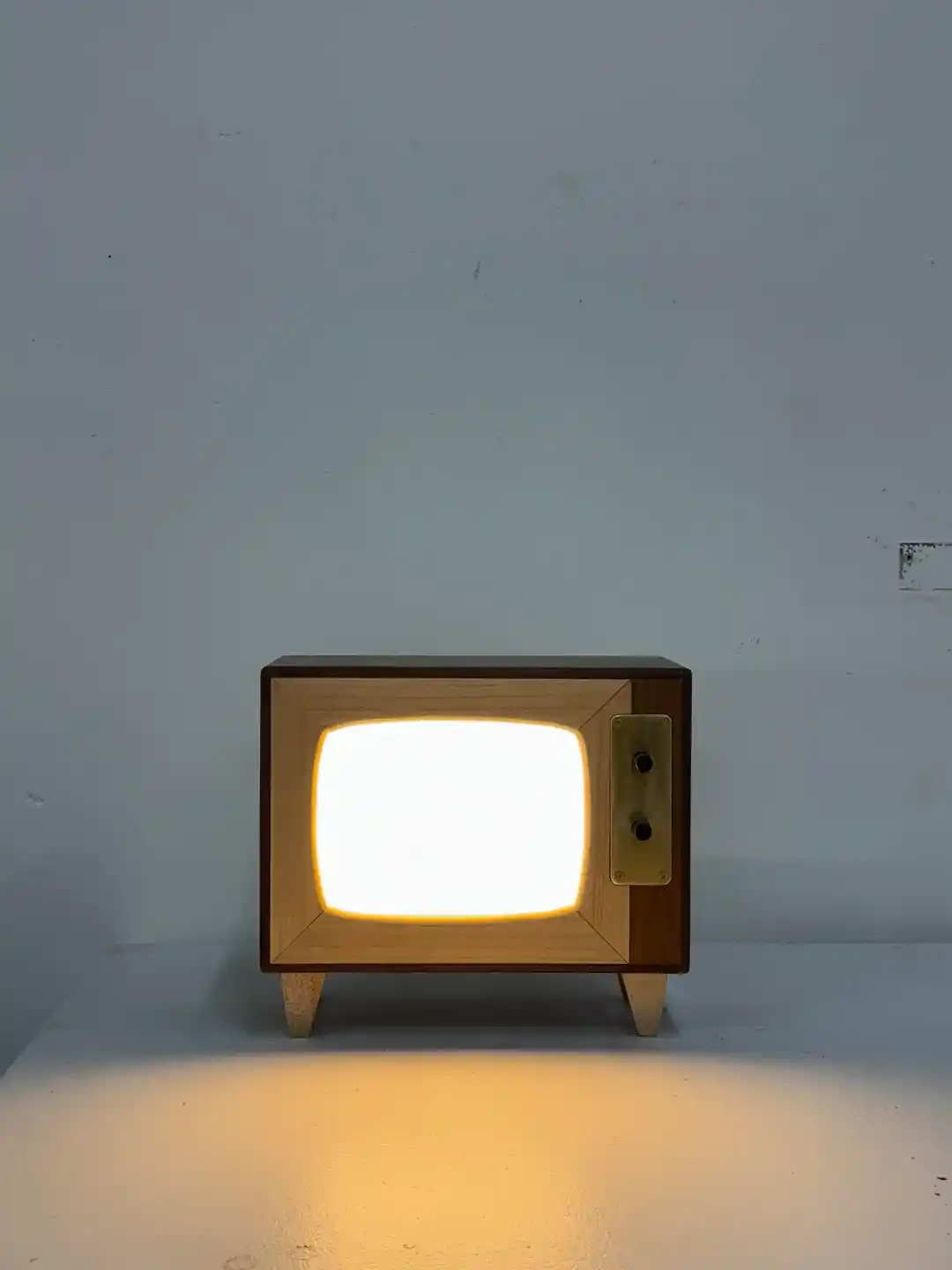 Eski Televizyon Görünümlü Ahşap Lamba Tasarımı ve Fonksiyonel Özellikleri