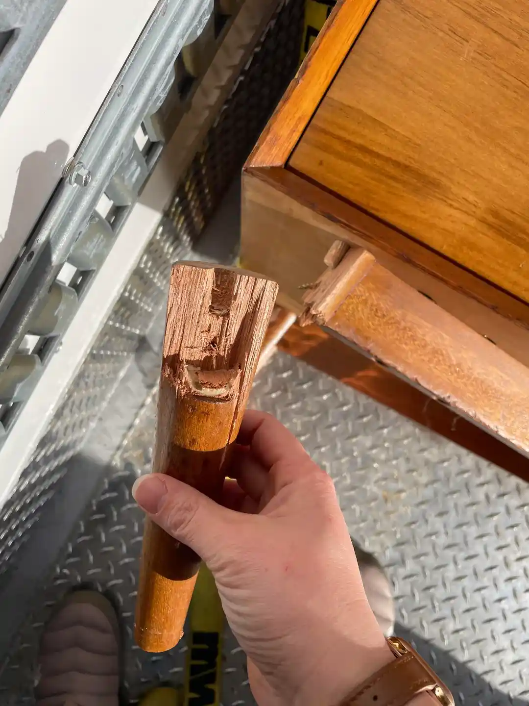 Kırık Mobilya Ayaklarının Onarımı İçin Adım Adım Kapsamlı Rehber