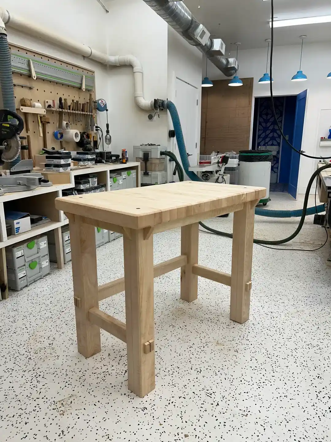 Kıvırcık Akçaağaç İş Tezgahı Yapımı: Tasarım, Birleştirme ve İşçilik Detayları