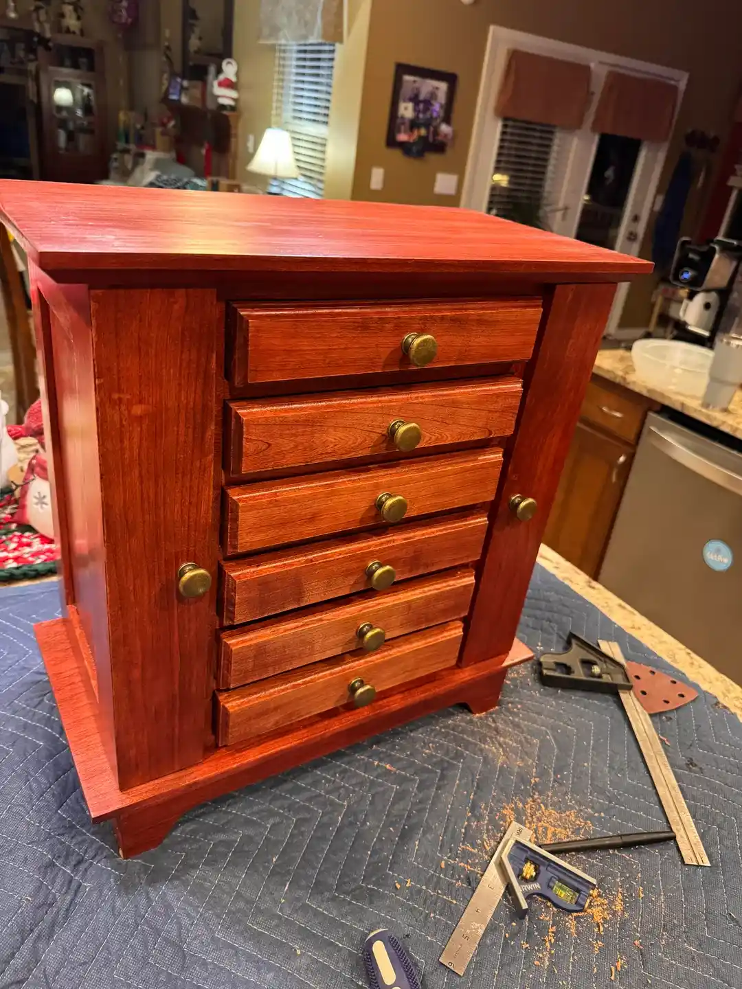 Kızınız İçin Ahşap Takı Sandığı: Malzemeler, İşçilik ve Çalışma Ortamı Detayları