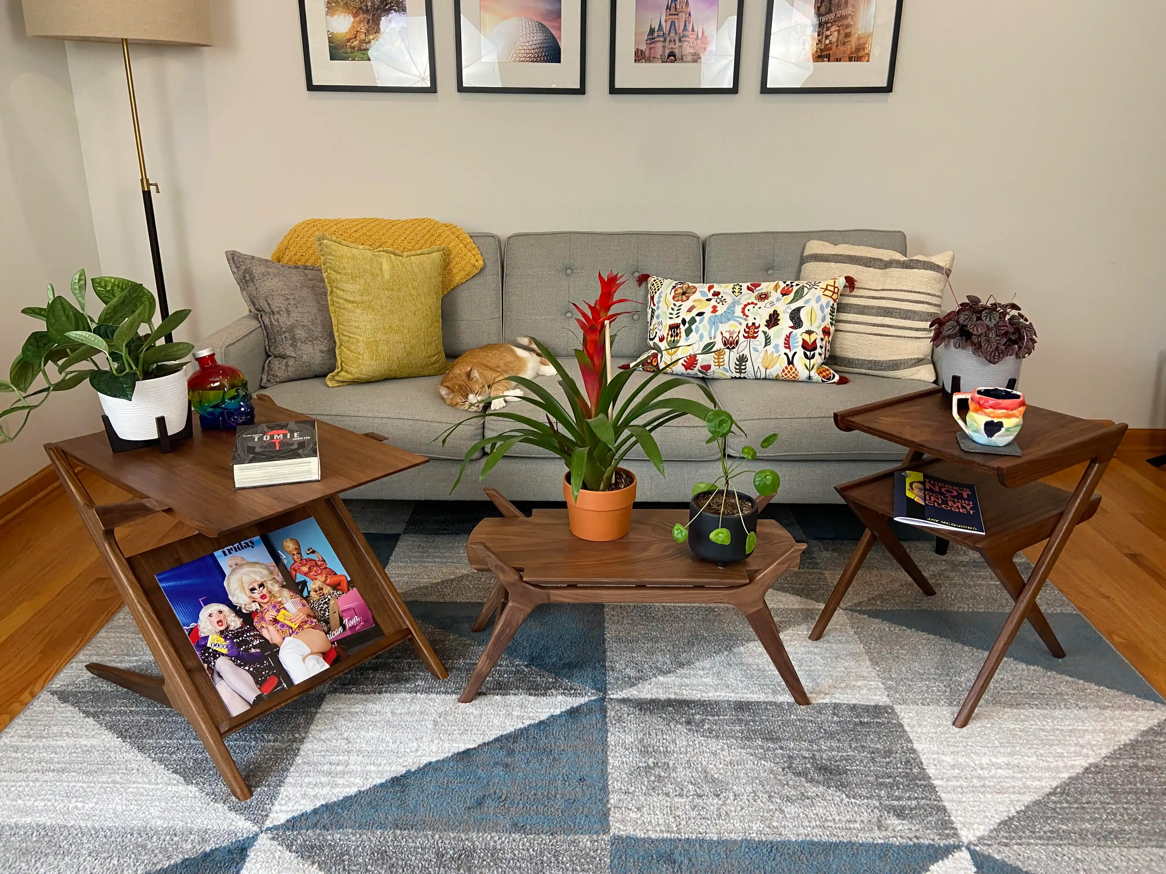 Orta Yüzyıl Modern Tarzda Masalar: Tasarım, Üretim ve Dekorasyondaki Rolü