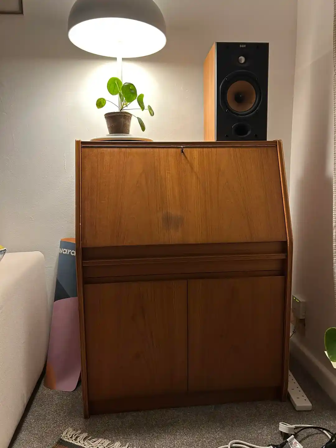 Teak Kaplamalı Mobilyalarda Leke Giderme Yöntemleri ve Yüzey Yenileme Teknikleri