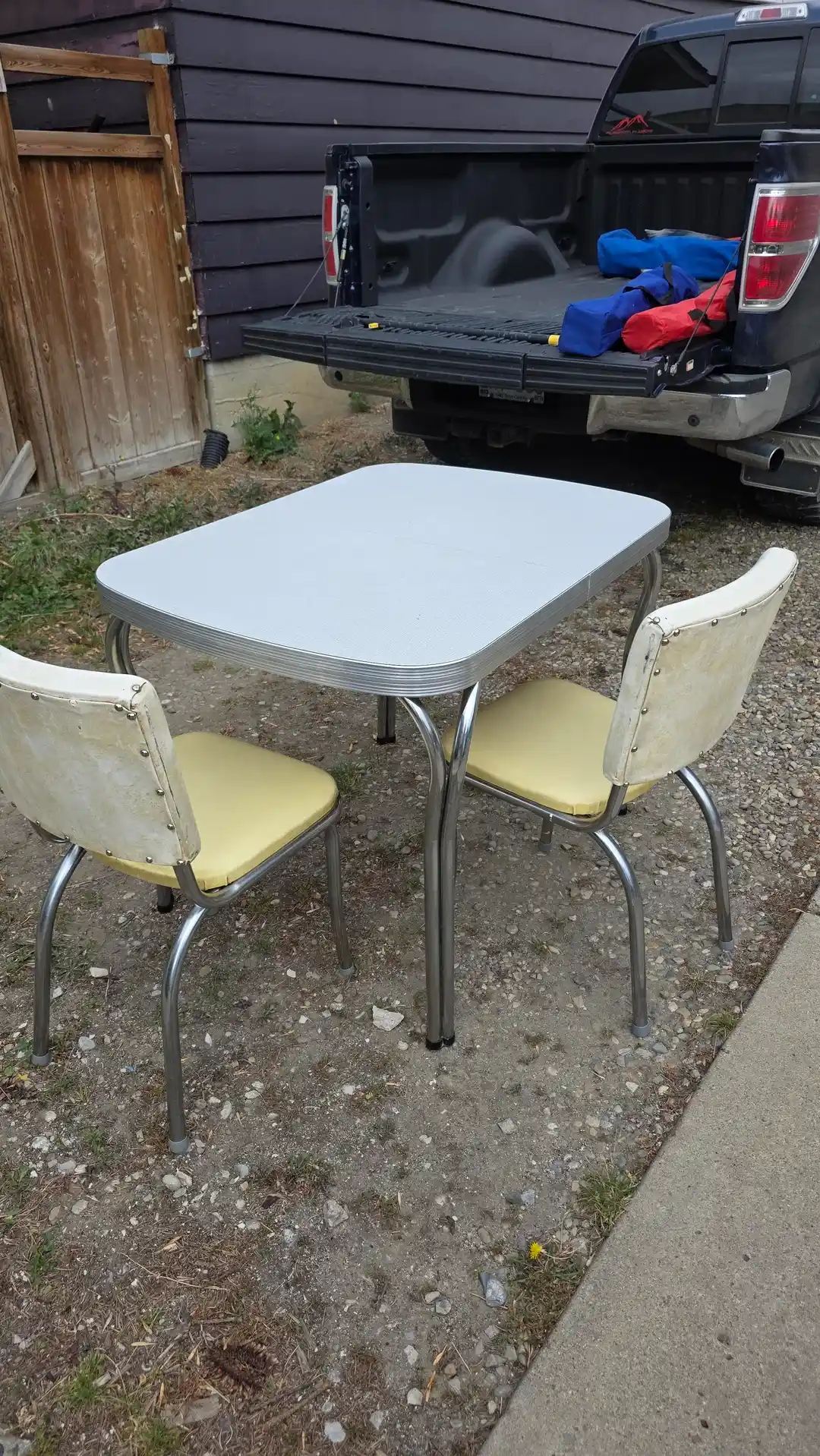 Vinil Mobilyalarda Sararma ve Nikotin Lekeleri: Temizlik Yöntemleri ve Koruma Önerileri