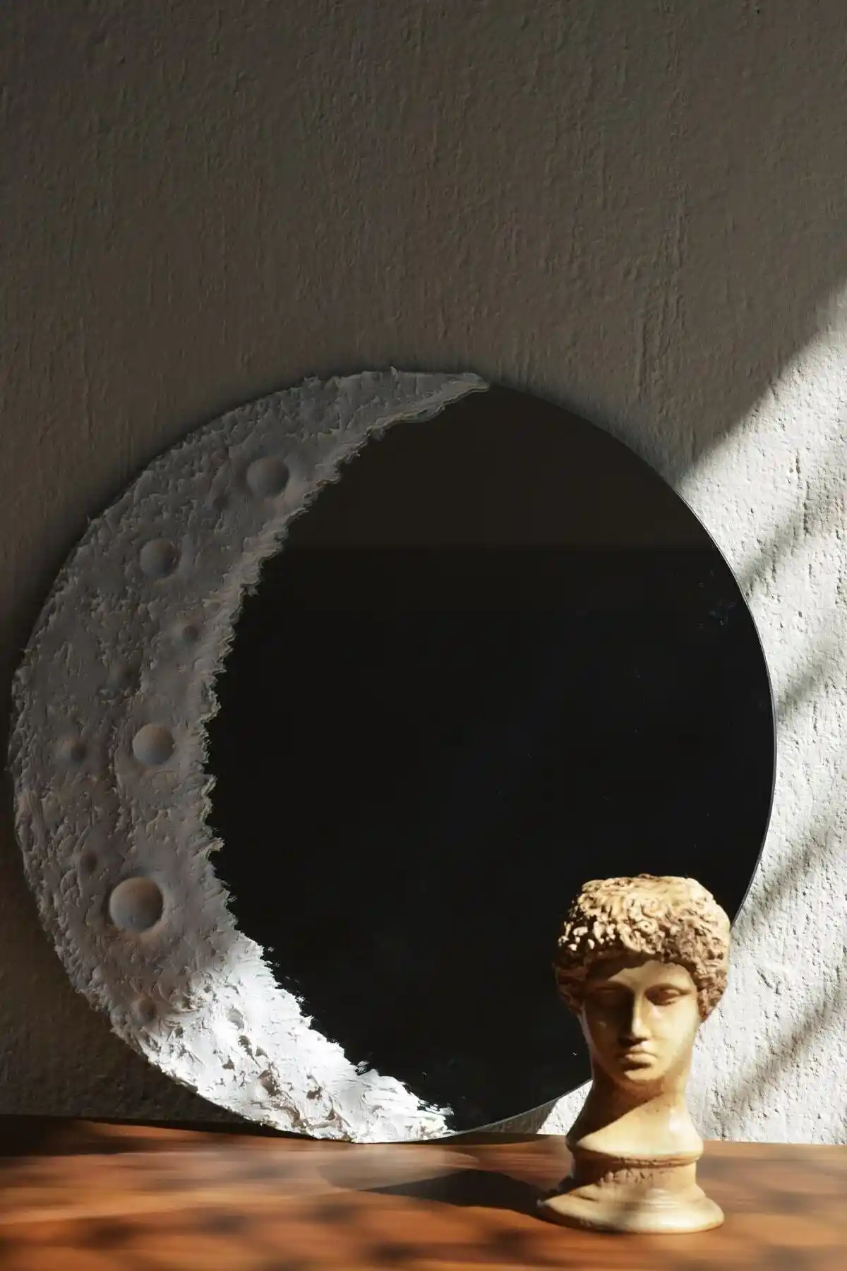 Ay Desenli Aynalar ile İç Mekanlara Mistik ve Şık Atmosfer Katın