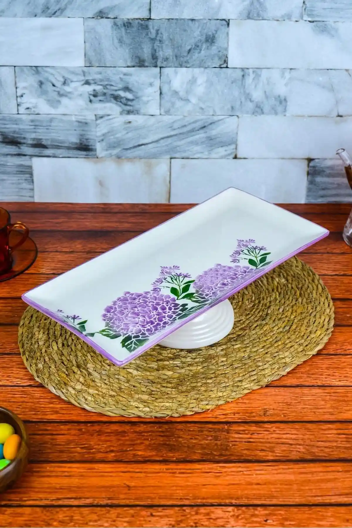 Ayaklı Baton Servis Tabağı: Şıklık ve Fonksiyonelliği Bir Arada Sunan Tasarımlar