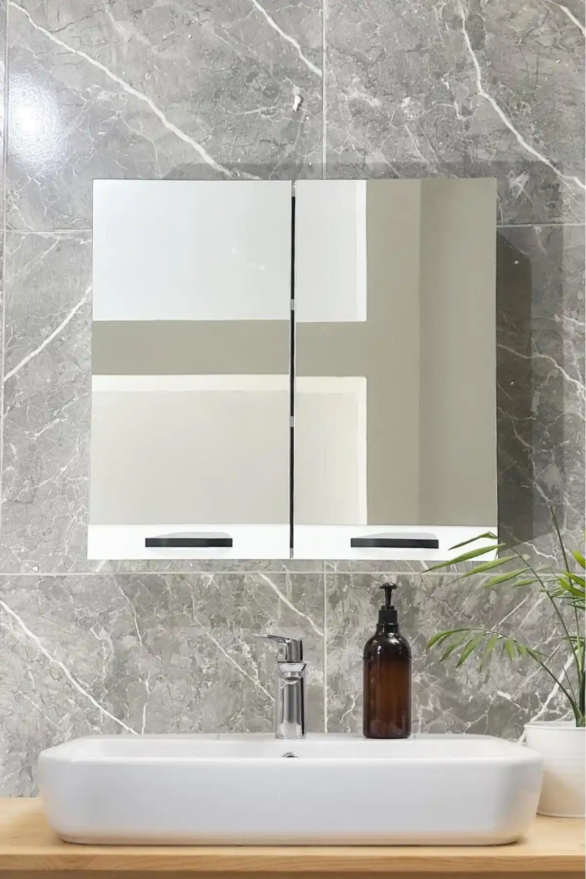 Aynalı Banyo Dolapları: Modern Banyolar İçin Şık ve Fonksiyonel Çözümler