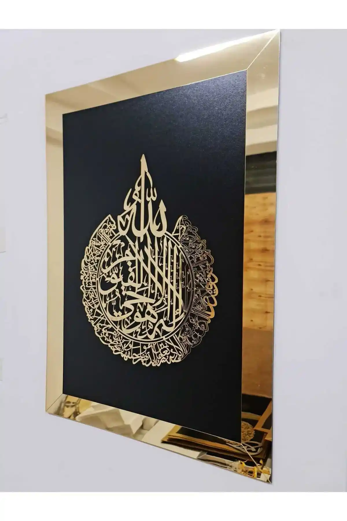 Aynalı Dini Tablo ile Ev Dekorasyonunda Spiritüel ve Estetik Bir Dokunuşun Yolları