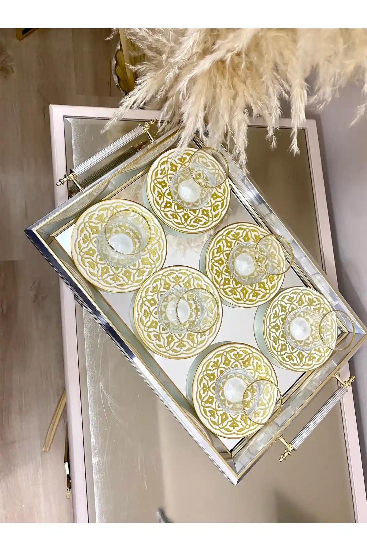 Aynalı Sunum Tepsileri: Estetik ve Fonksiyonelliğin Buluştuğu Modern Dekorasyon Ürünü