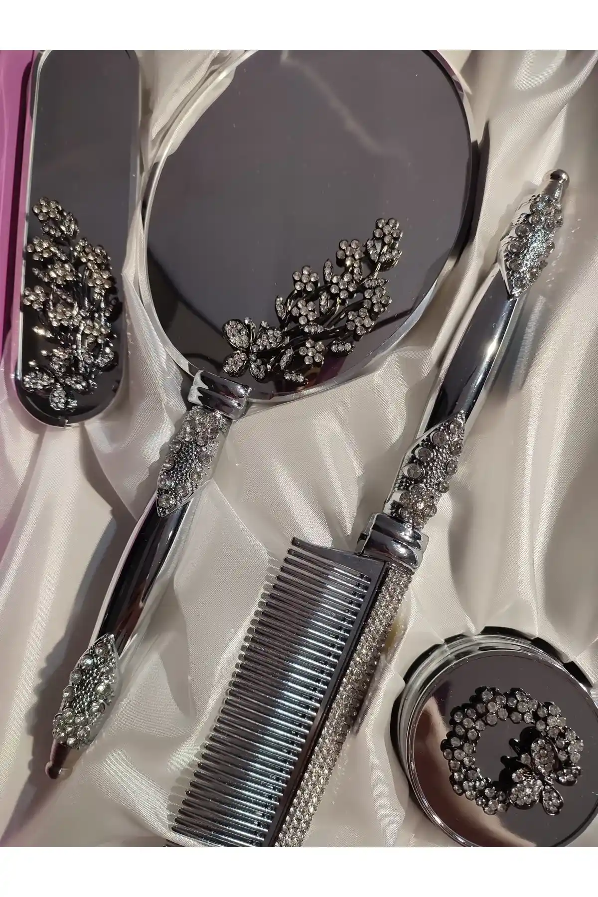 Çeyiz Ayna Tarak Setleri: Geleneksel ve Modern Tasarımlarla Evlilik Hazırlıklarının Vazgeçilmezi