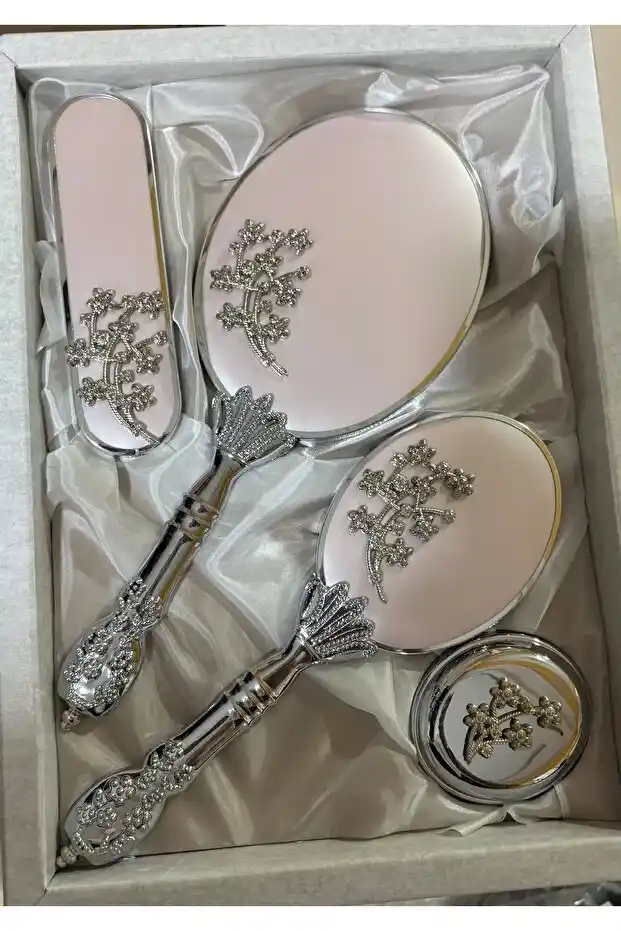 Çeyizlerde Tarak Setlerinin Seçimi ve Özellikleri: Estetik ve Fonksiyonellik Rehberi