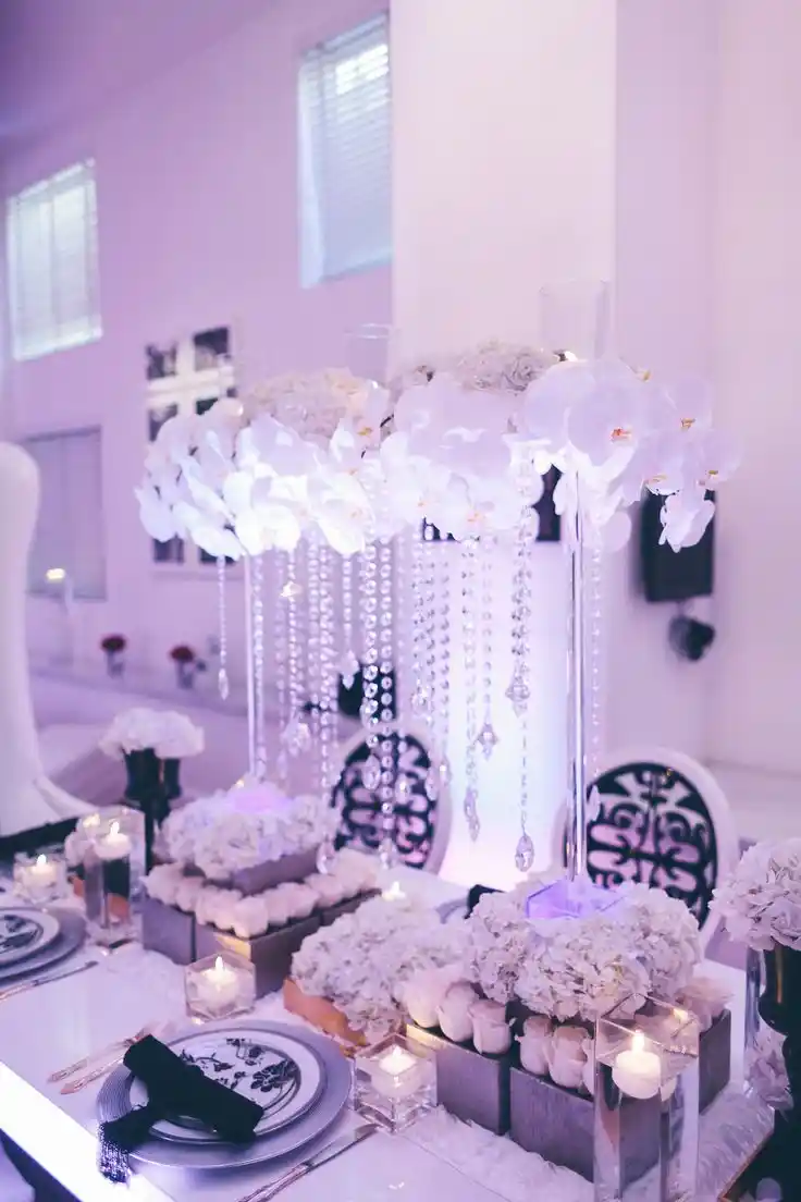 Düğün Masaları: Malzeme, Tasarım ve Dekorasyon İpuçlarıyla Organizasyonun Şıklığını Artırın