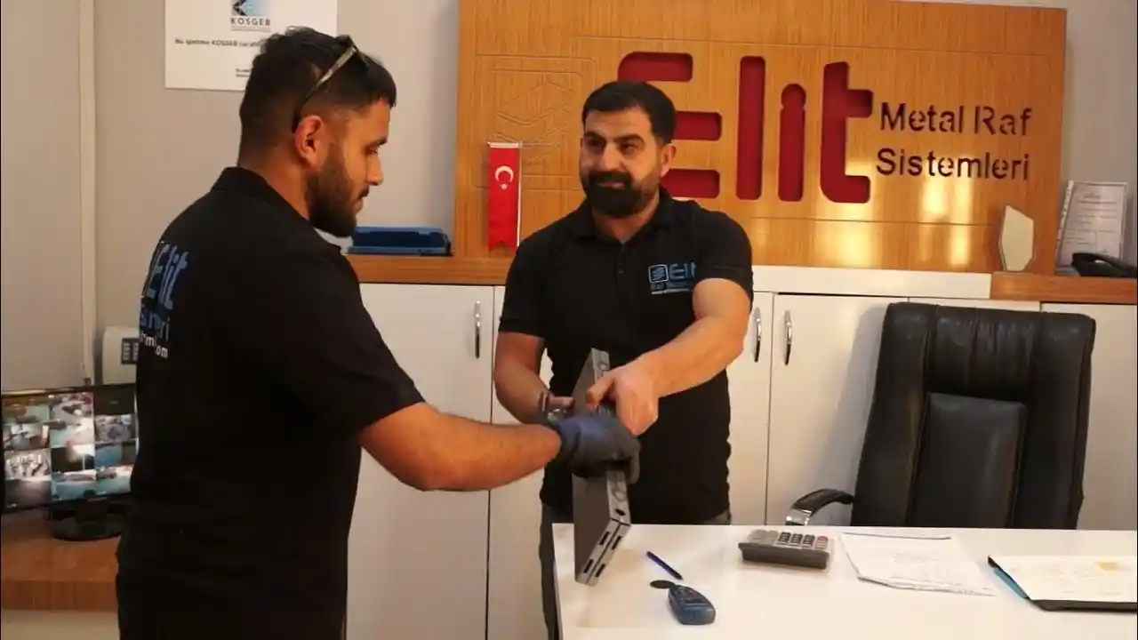 Elit raflar: modern yaşam alanları için şık ve dayanıklı depolama çözümleri