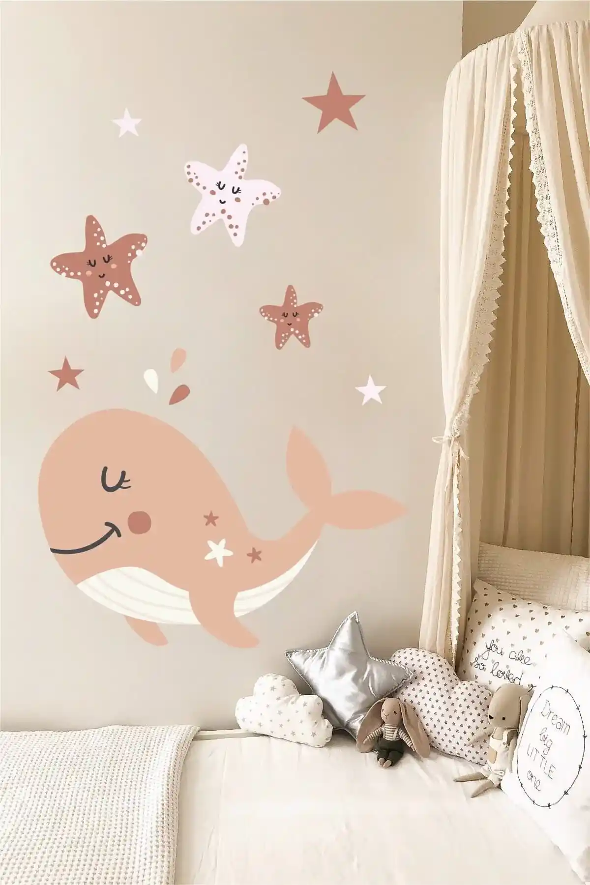 Genç Odası Dekorasyonunda Duvar Stickerlarının Kullanım Avantajları ve Uygulama İpuçları