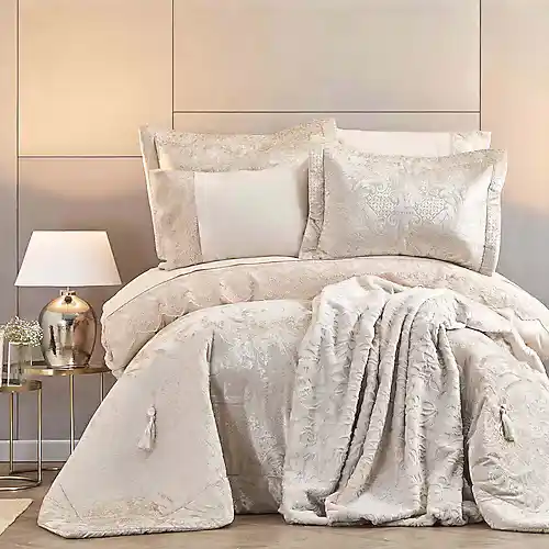 Karaca Valeria Yatak Örtüsü: Şıklık ve Konfor Sunan Modern Tasarım ve Dayanıklı Malzeme