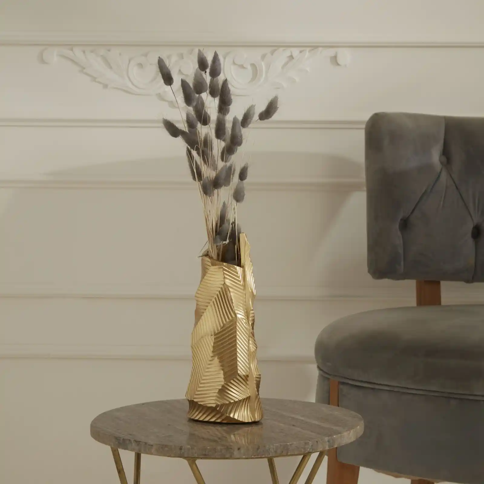 Karaca Vazo Gold: İç Mekanlara Zarafet ve Lüks Katmak İçin Şık Dekoratif Seçenek