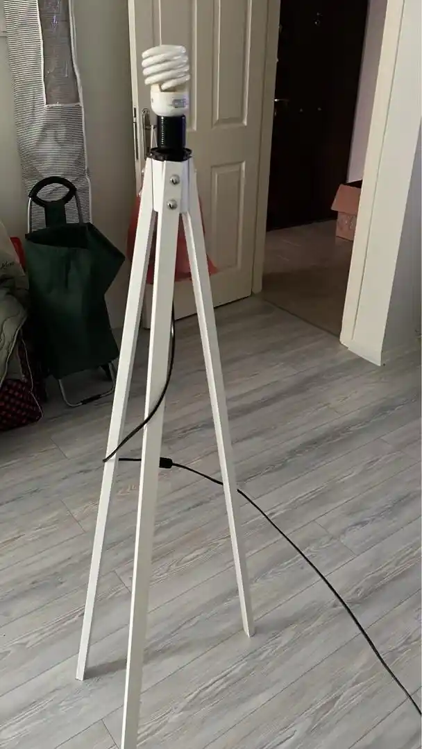 Lambader Ayaklıkları: İç Mekan Dekorasyonunda Estetik ve Fonksiyonellik