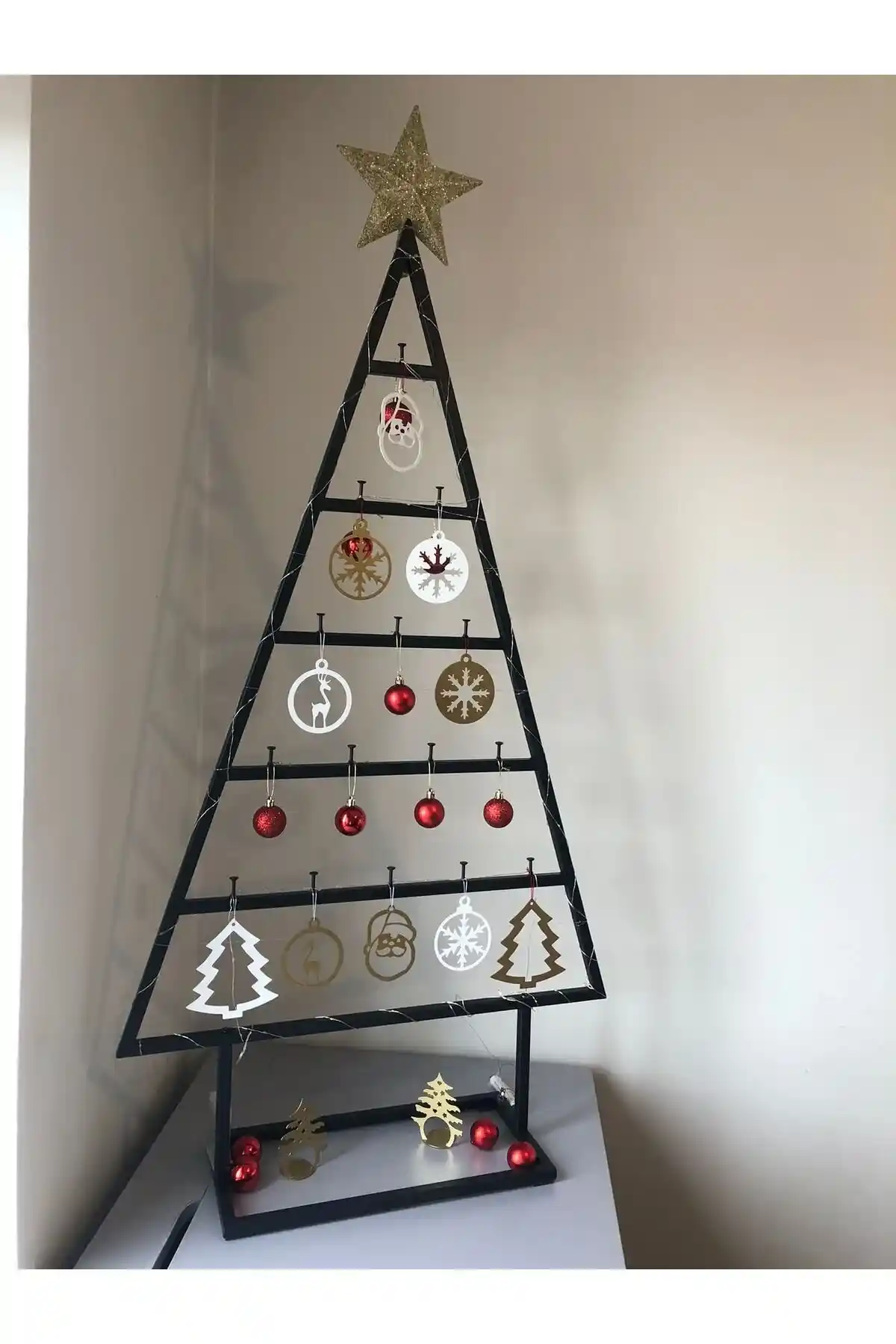 Metal Yılbaşı Ağacı Dekorasyonunda Modern ve Dayanıklı Seçenekler Rehberi