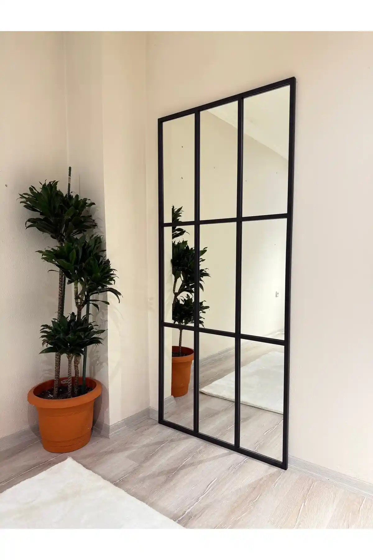 Pencere Boy Aynası: Dekorasyon ve Fonksiyonelliği Birleştiren Modern Tasarımlar