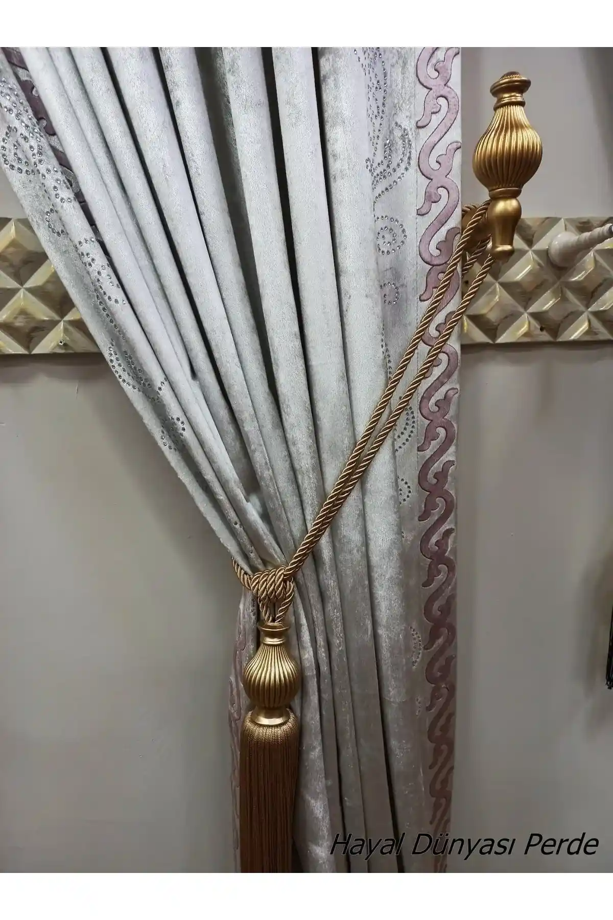 Perde Aksesuarlarının Seçimi ve Kullanımı İçin Kapsamlı Rehber