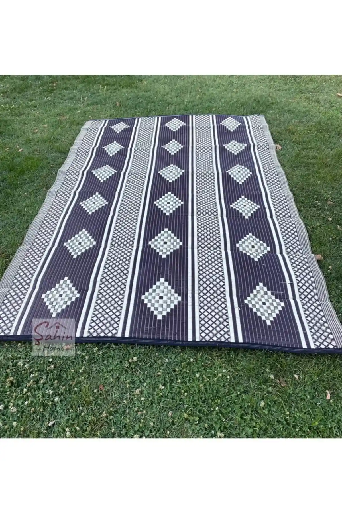 Piknik Kilimleri: Doğa ve İç Mekan Dekorasyonunda Pratik ve Şık Seçenekler