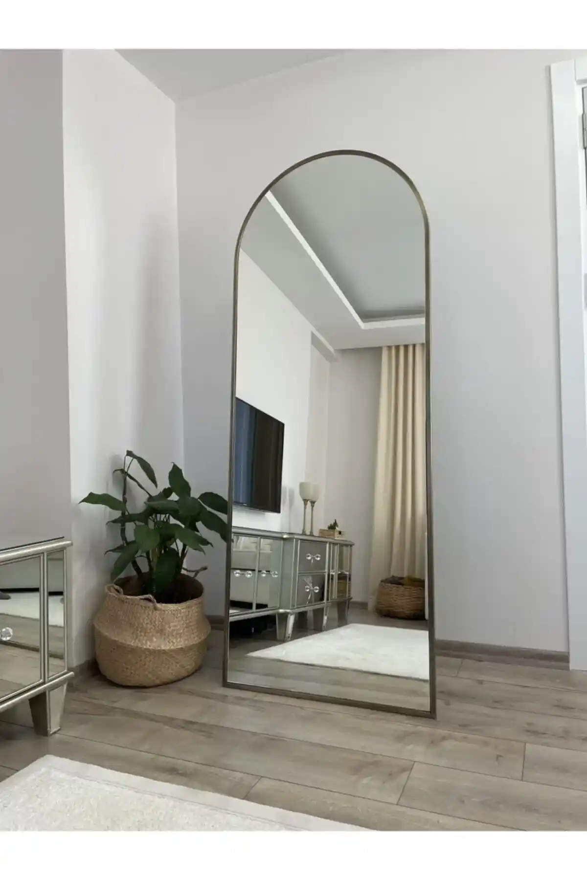 Pirinç Boy Aynaları: Estetik ve Dayanıklılığıyla Ev Dekorasyonunu Zenginleştiren Seçenekler