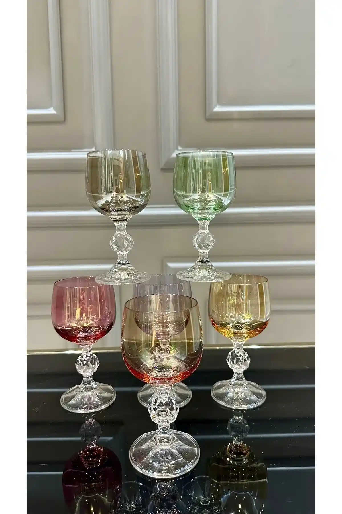 Renkli Kahve Yanı Su Bardaklarının Dekorasyondaki Yeri ve Seçim Kriterleri