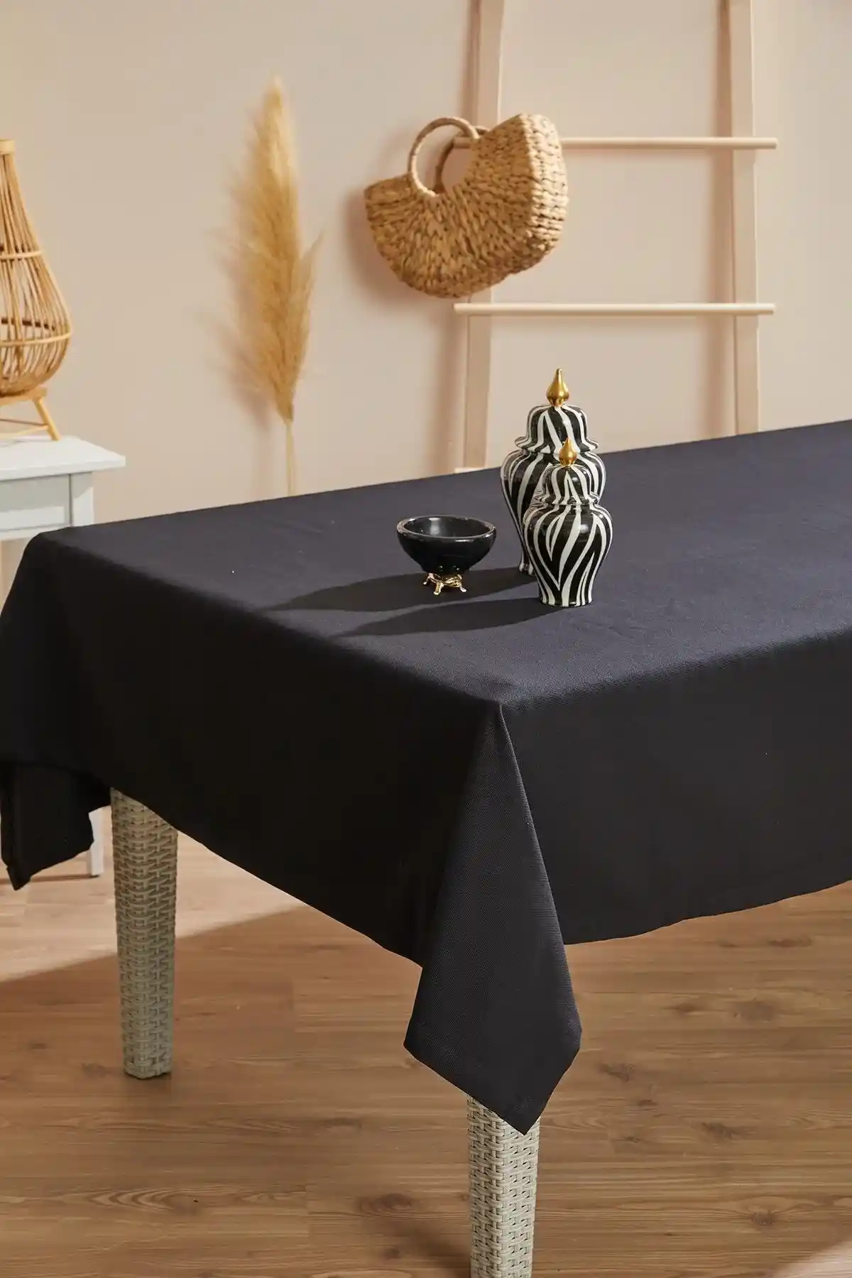 Siyah Masa Örtüsü ve Dekorasyonda Modern Şıklık: IKEA Ürünleri ve Dekorasyon İpuçları