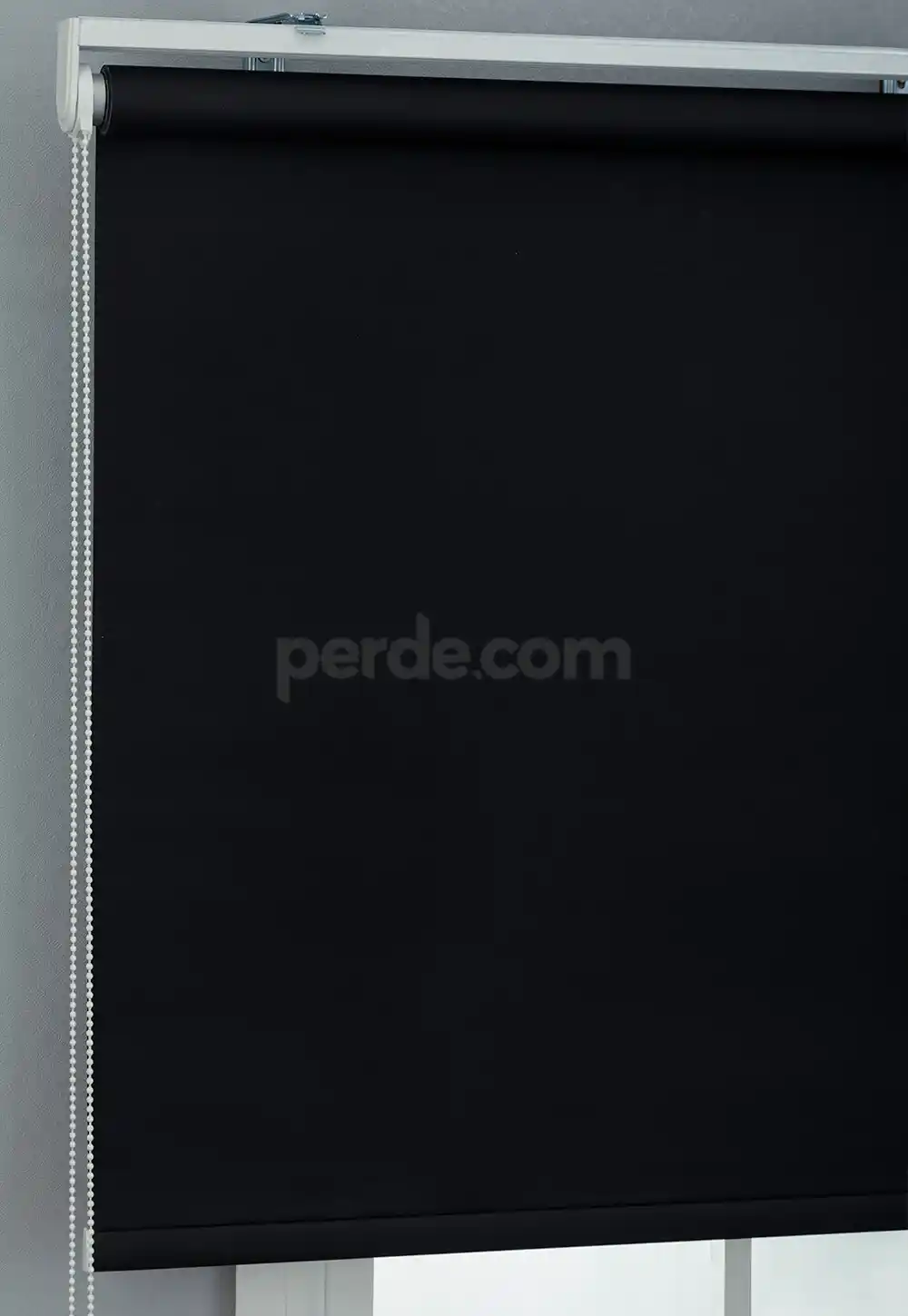 Siyah Stor Perdeler: Modern Dekorasyon ve Işık Kontrolü İçin Şık Çözüm