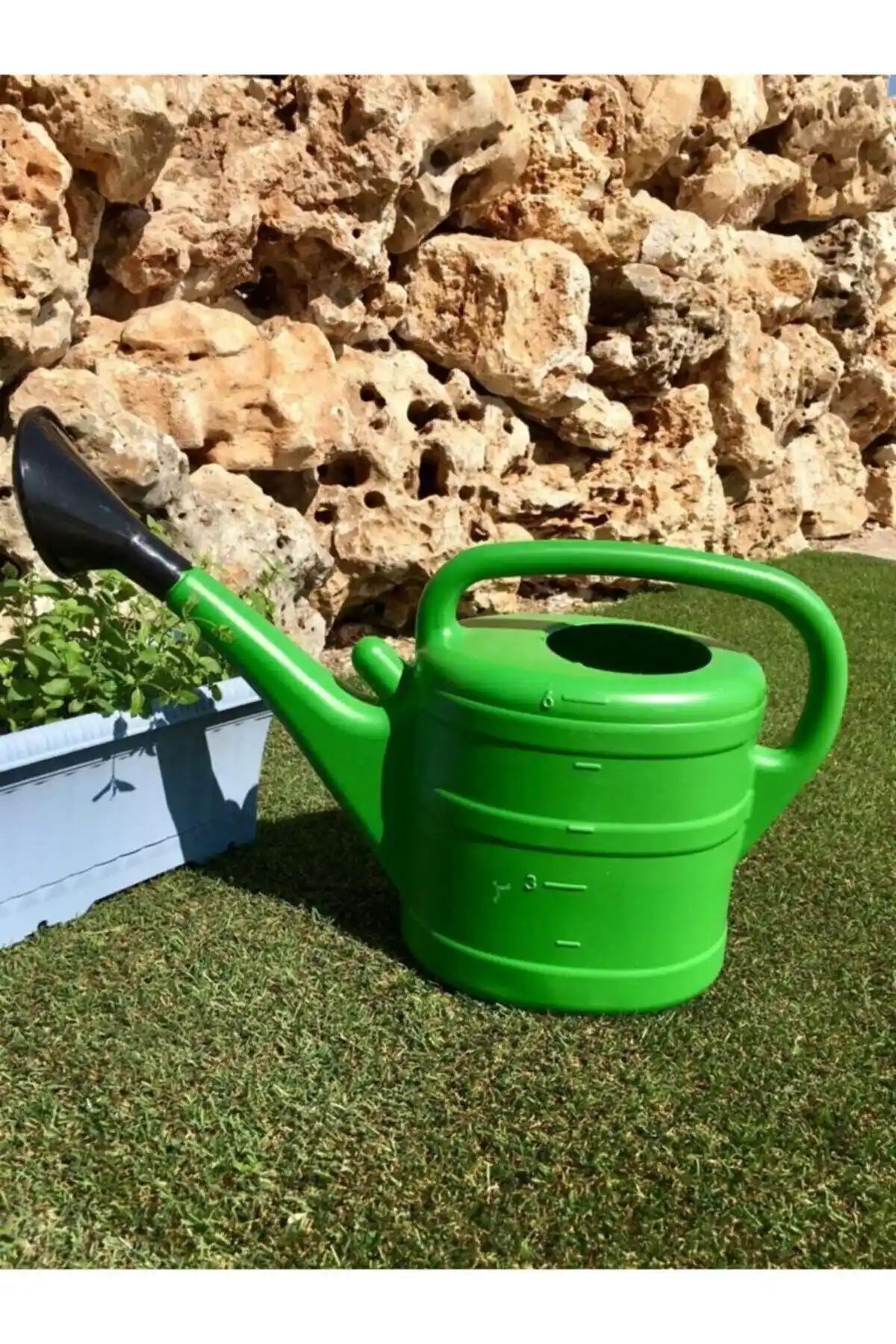 Süzgeçli Çiçek Sulama Kabı ile Bahçe ve İç Mekan Bitkilerinde Kontrollü Sulama Yöntemi