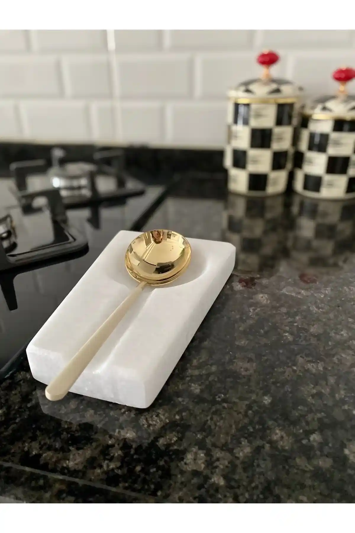 Tezgah Üstü Kirli Kaşıklıklar: Mutfak Düzeninde İşlevsel ve Estetik Çözümler