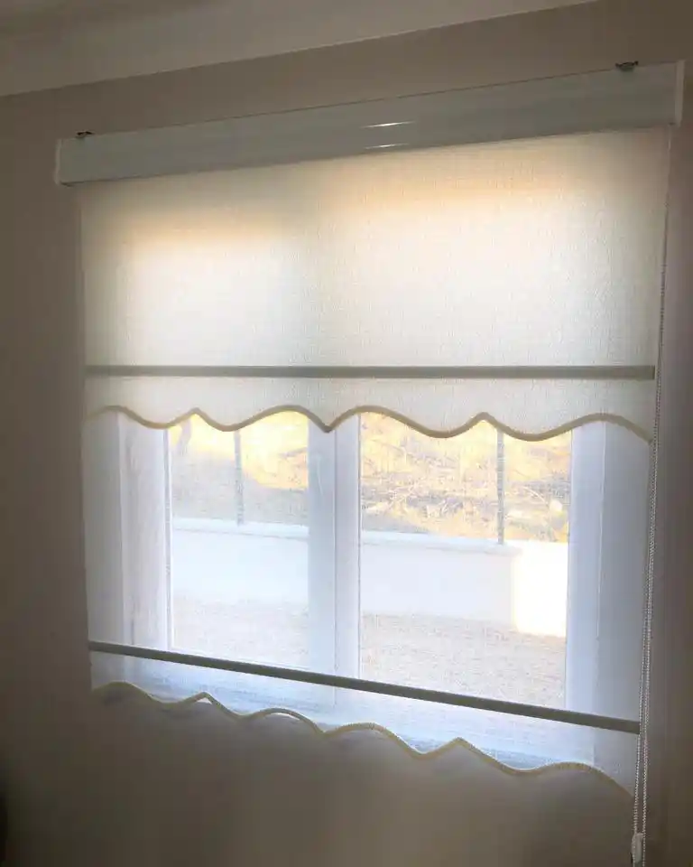 Tül ve Stor Perdelerin Birlikte Kullanımıyla Modern ve Şık İç Mekan Dekorasyonu