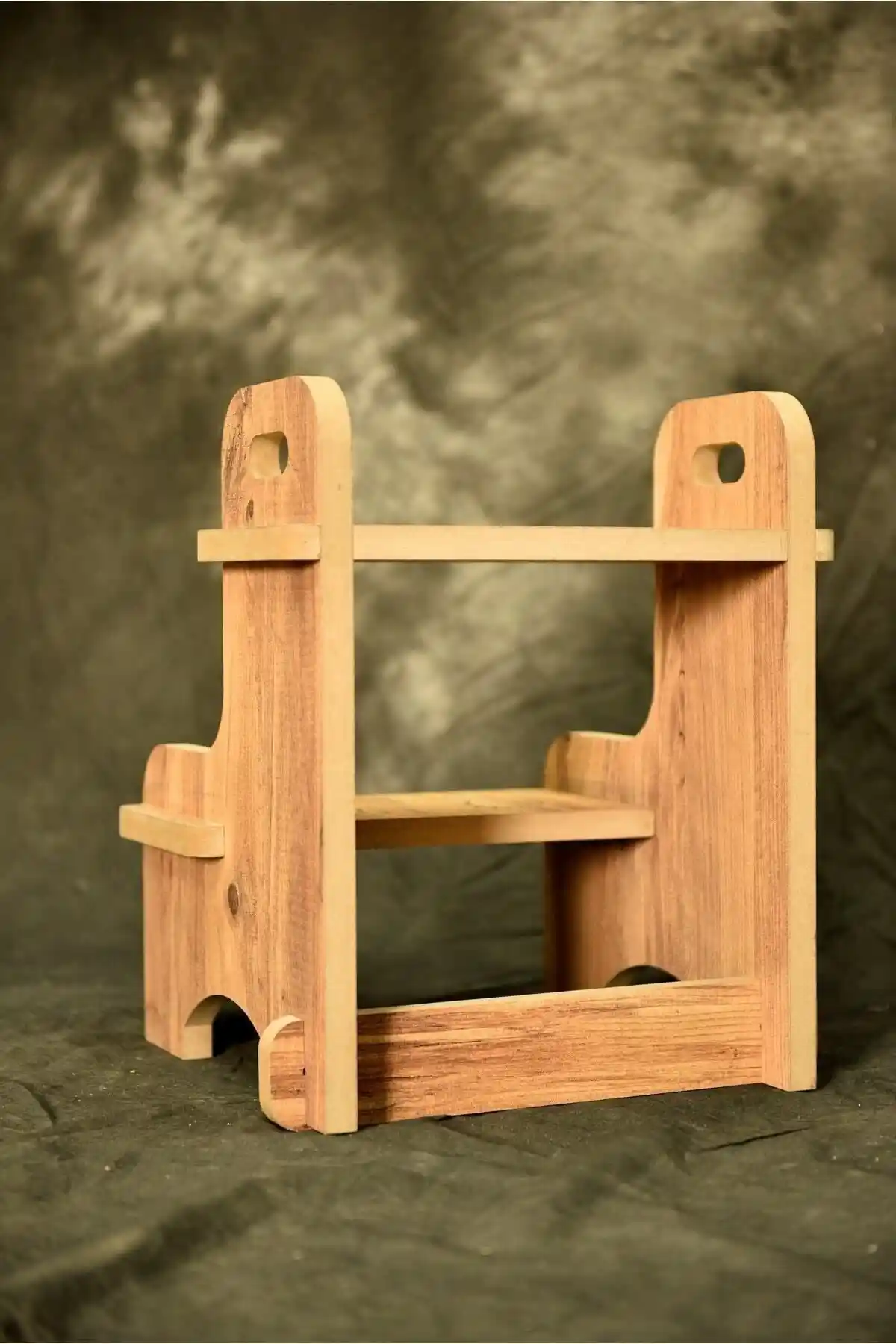 Ahşap Tabure Karşılaştırması: Montessori ve Merdiven Modellerinin Özellikleri ve Kullanım Alanları