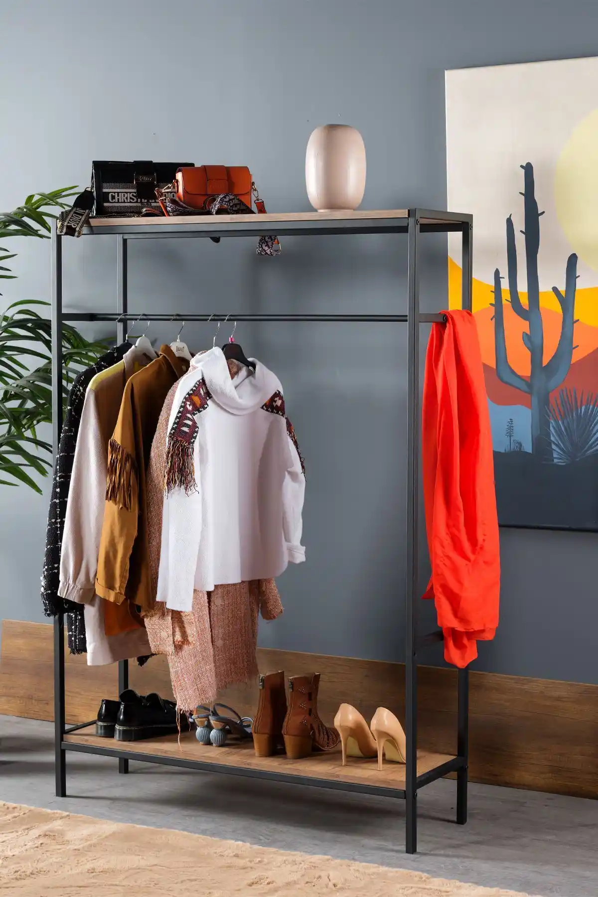 LuLu Home ve Remaks Tarz Ayaklı Askılık Karşılaştırması: Tasarım ve Malzeme Farklılıkları