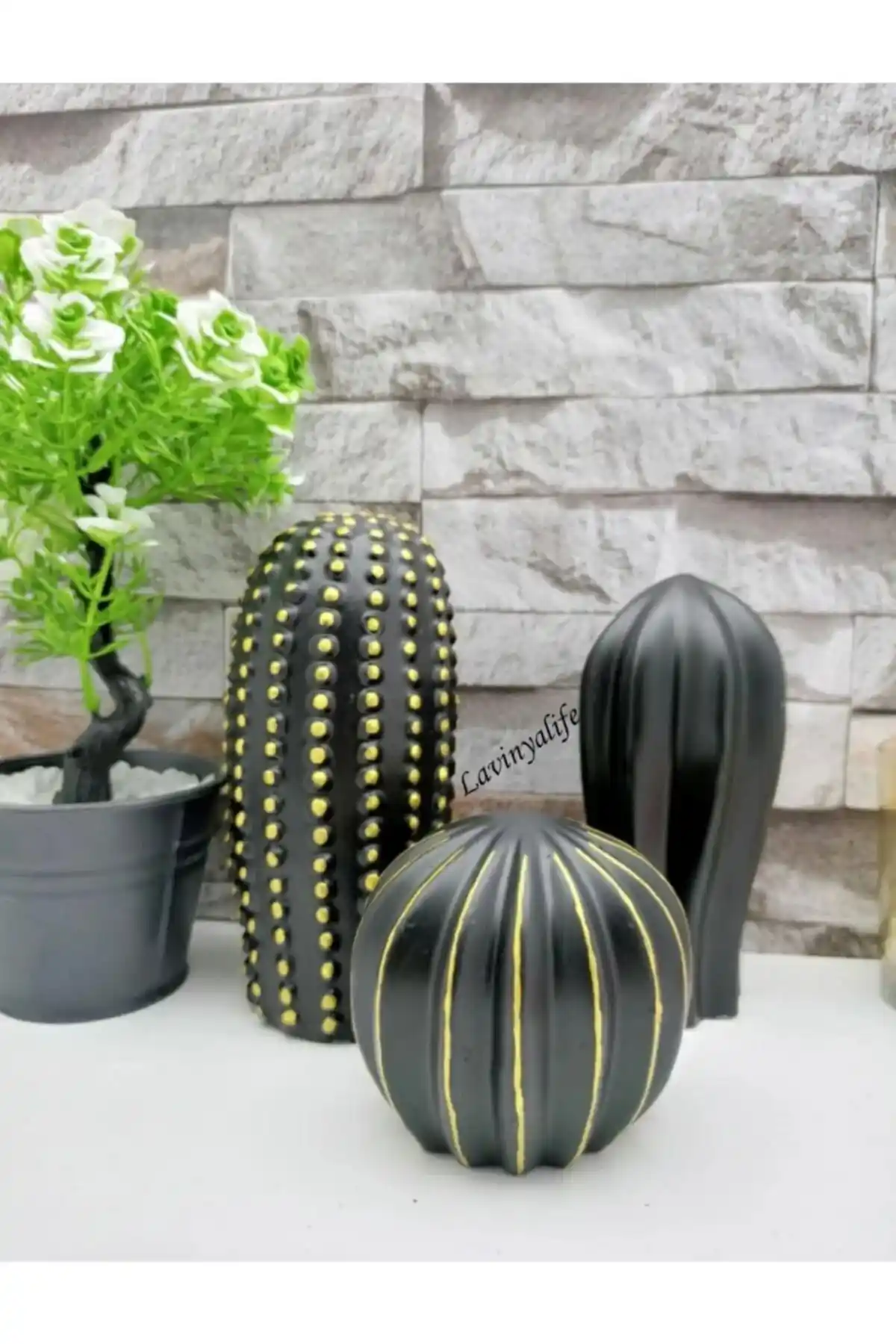 3'lü Kaktüs Biblo ile Dekorasyonunuza Doğal ve Şık Bir Dokunuş Katın