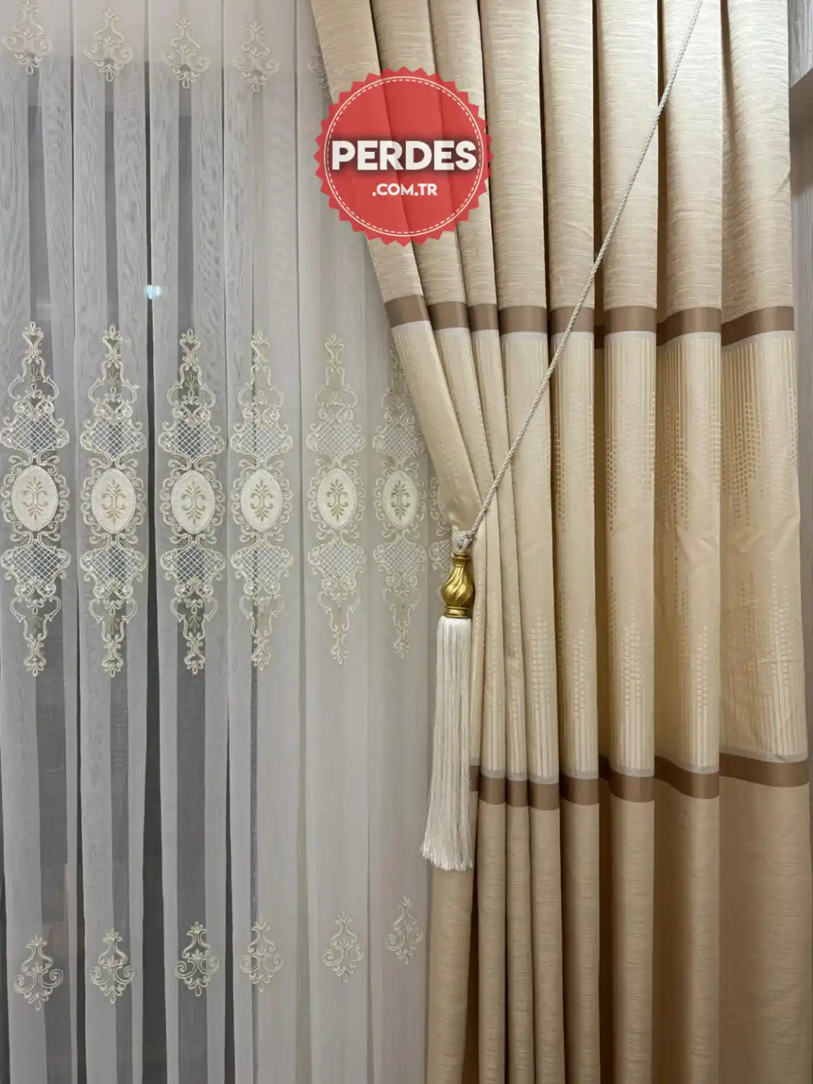 Altın Perde Dekorasyonunda Şıklık ve Zarafetin Anahtarı