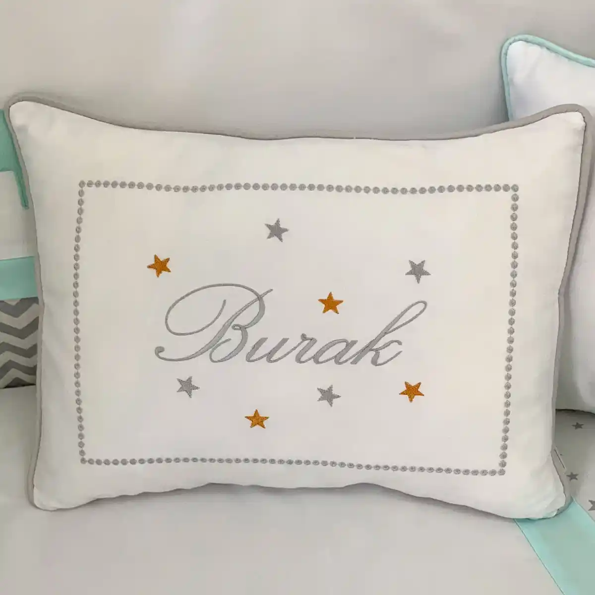 Bebek Odası Dekorasyonunda İsimli Yastıkların Estetik ve Fonksiyonel Kullanımı