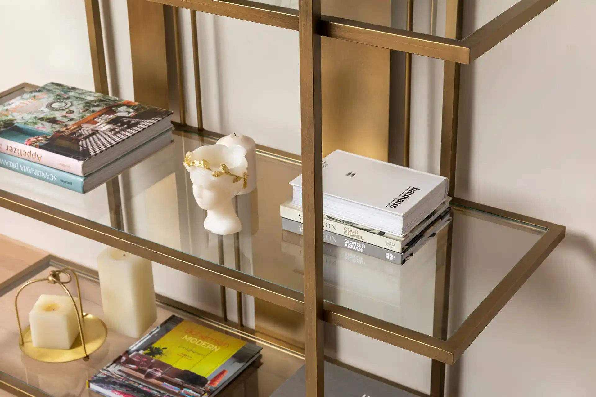 Camlı Kitaplık Dekorasyon Fikirleriyle Evinize Zarif ve Modern Dokunuşlar