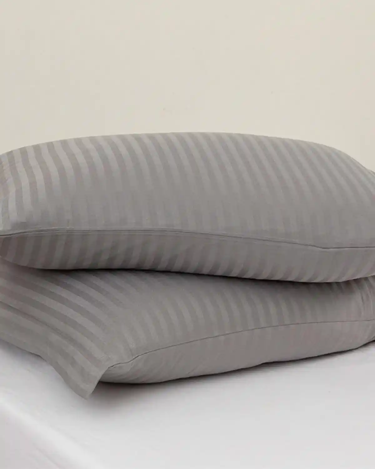 Dekorasyonda Kulaklı Yastık Kılıfı: Hem Estetik Hem Konfor Sunan Yenilikçi Tasarım